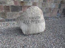 Mindesten for slægten Juul-Rysensteens fællesgrav