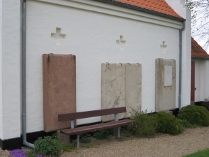 Gravsten ved ligkapellet