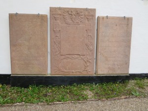 Gravsten ved ligkapellet