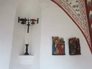 Messeklokker og figurerne fra en tidl. altertavle.