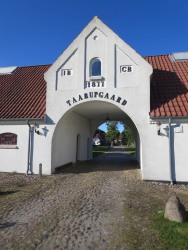 Tårupgård, indkørsel gennem avlsbygninger. Foto 4/9 2021