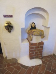 Figur ved indgangsd�ren