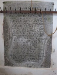 Gravsten i t�rnrummet