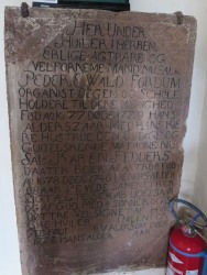 Gravsten i t�rnrummet