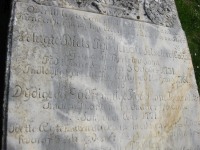 Gravsten for Niels Tykskov og hustruer.