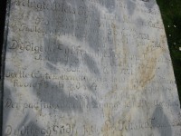 Gravsten for Niels Tykskov og hustruer.