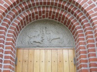 Tympanon fra den forrige kirke. Foto 19/10 2021.