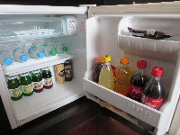 K�leskab med soft drinks