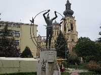 Symbol p� byens multikultur. Bagved ses den serbisk-ortodokse katedral.