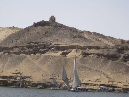 Felucca-tur. I baggrunden Aga Khan mausoleum