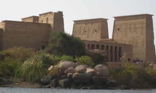 P� vej mod Philae templet